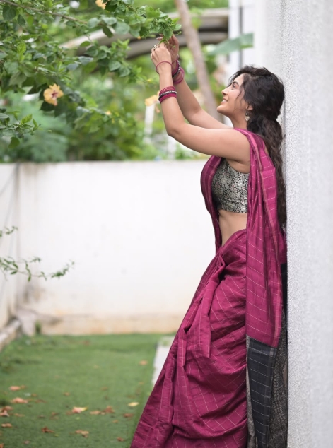 చీరకట్టులో సంప్రదాయ అందాన్ని చాటిన రాశి సింగ్