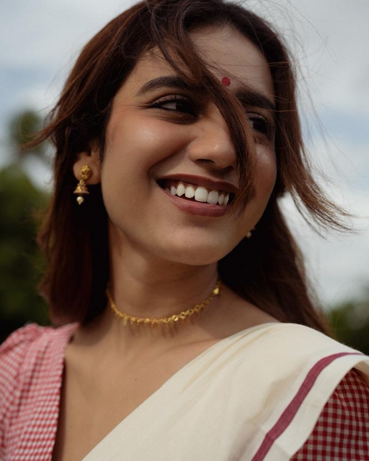 సంప్రదాయ లుక్‌లో అందంగా కనిపిస్తున్న ప్రియా ప్రకాశ్ వారియర్