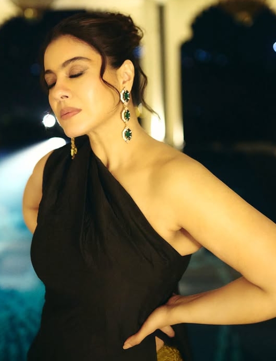 బ్లాక్ అండ్ గోల్డ్ లుక్‌లో కాజోల్..