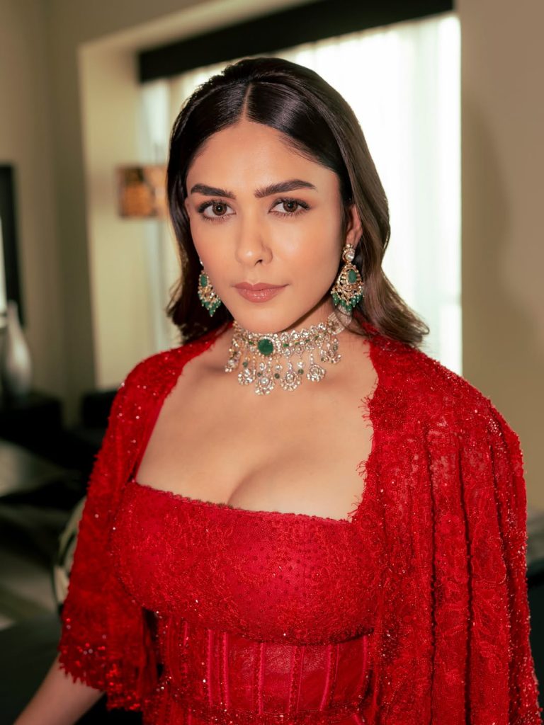 Mrunal Thakur Looks Gorgeous in Her Latest Pictures