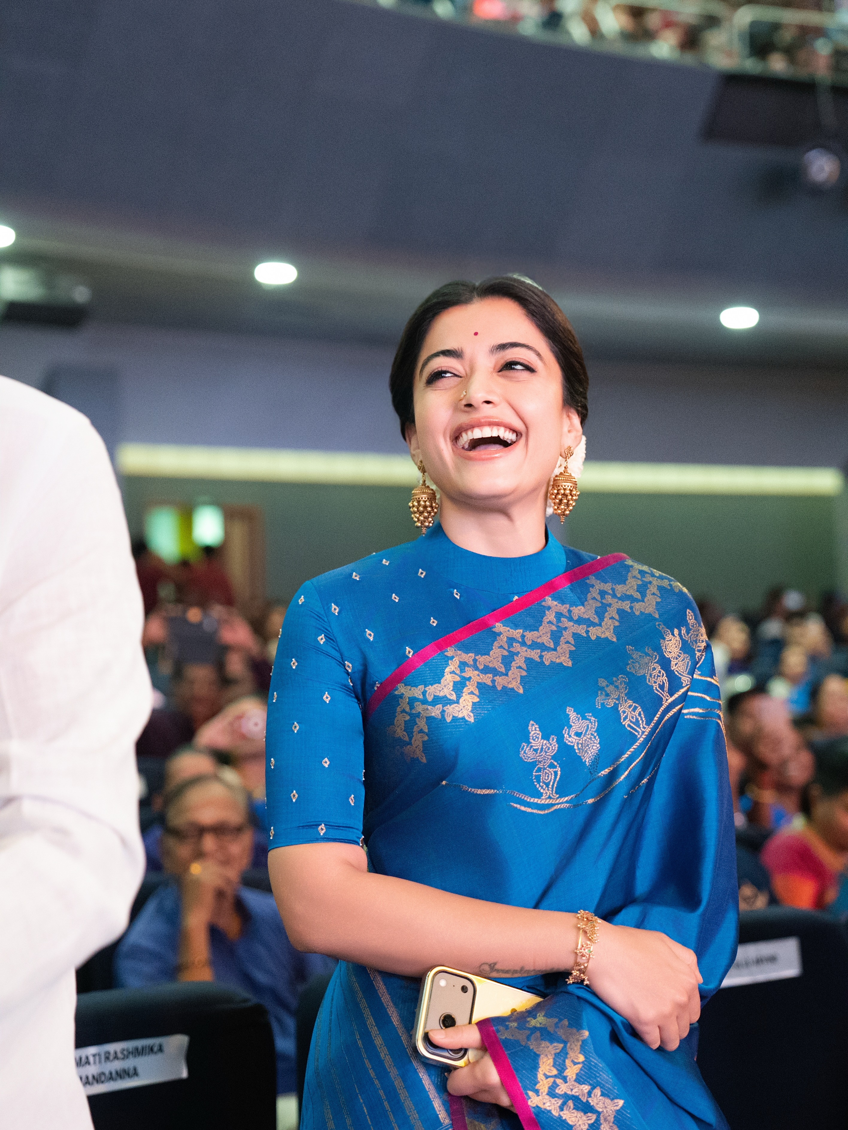 చిరునవ్వుతో మరింత అందంగా మెరిసిపోతున్న రష్మిక