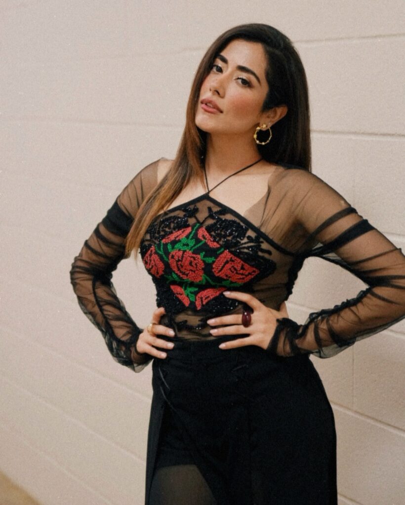 Jonita Gandhi Stuns in a Chic All-Black Look!