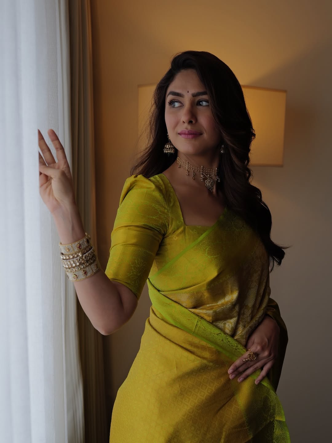 Elegant traditional look of Mrunal Thakur