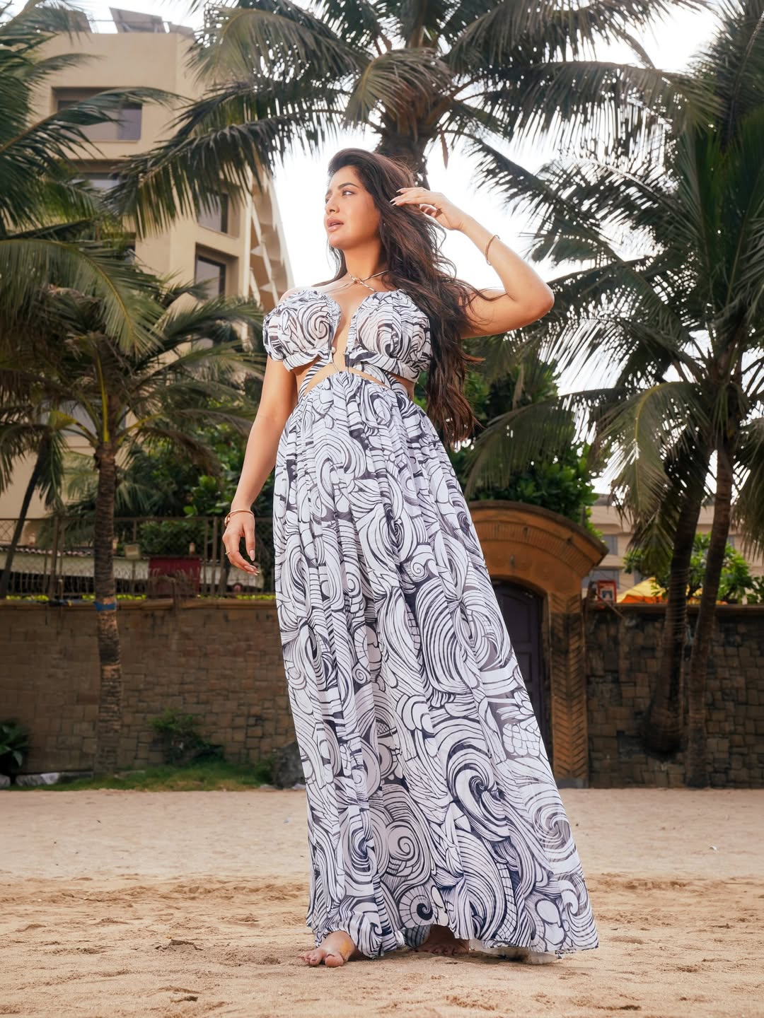 Raashi Singh Radiates Beachside Elegance!