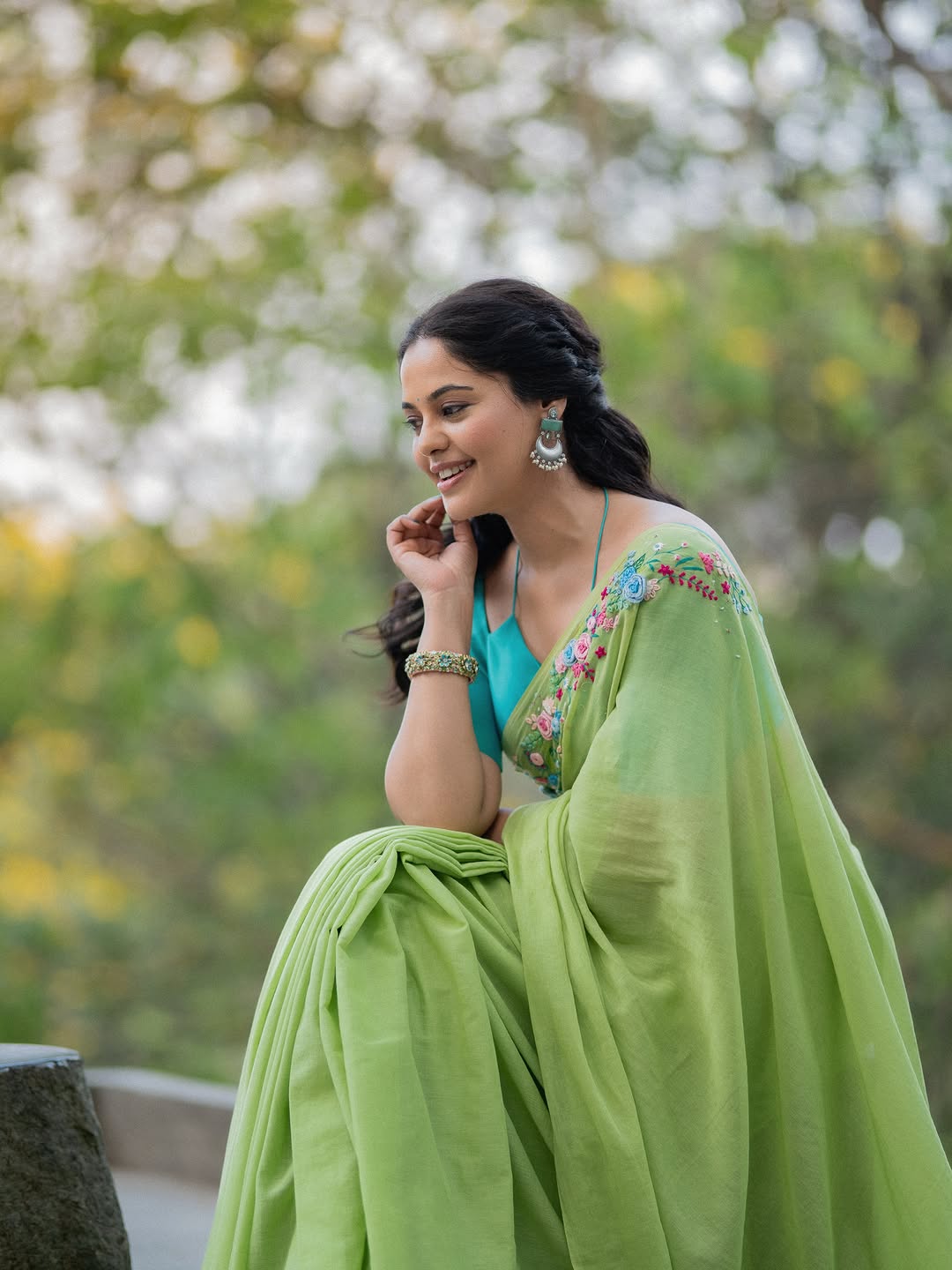 Bindu Madhavi’s Graceful Green Saree Look