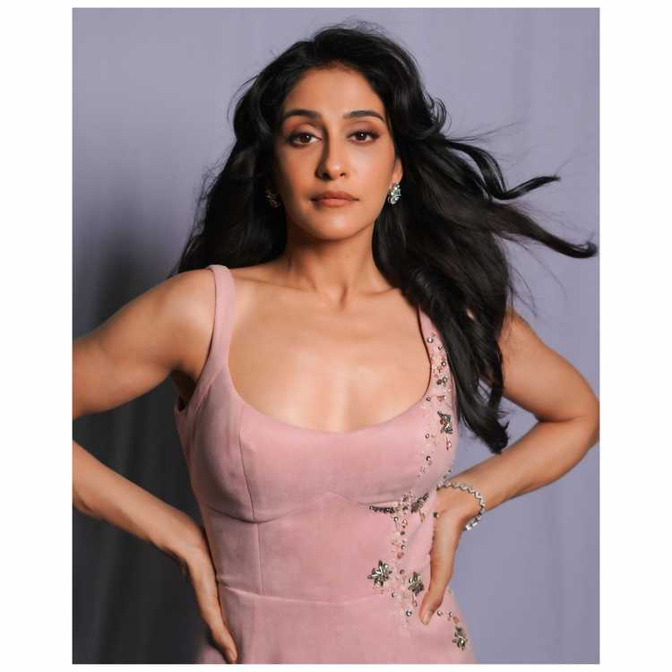 రెజీనా కసాండ్రా స్టన్నింగ్ ఫొటోలు.. అభిమానులను కట్టిపడేస్తున్న అందం