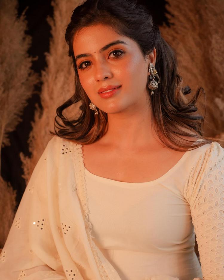 వైట్ డ్రెస్‌లో ఎలిగెంట్‌గా కనిపిస్తున్న అమృత అయ్యర్