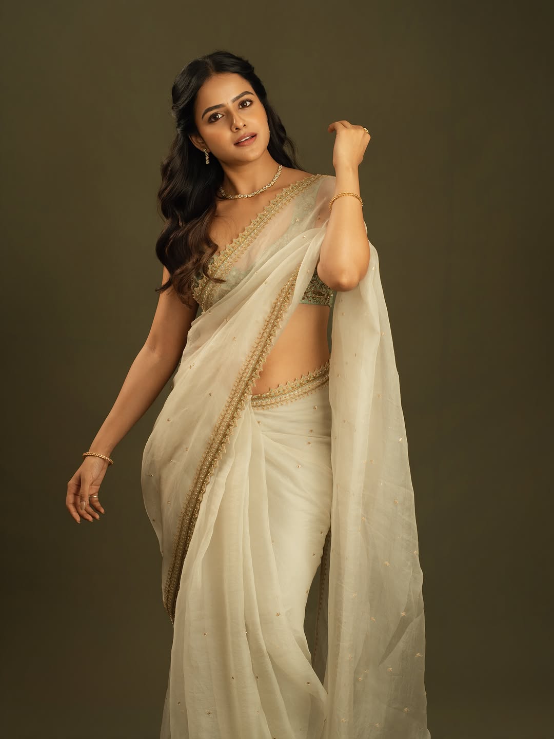 Vaishnavi Graceful Beauty in Off-White Saree