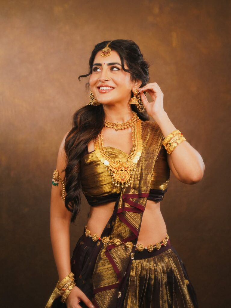 Rashi Singh Stuns in a Chic New Look