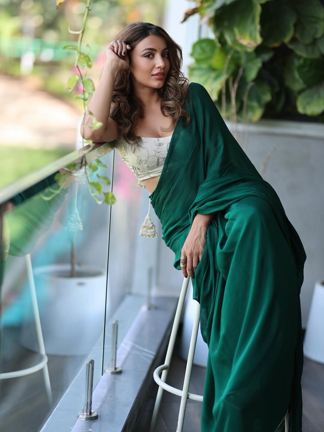 పచ్చని చీరలో మెరిసిన తేజస్వి మడివాడ..