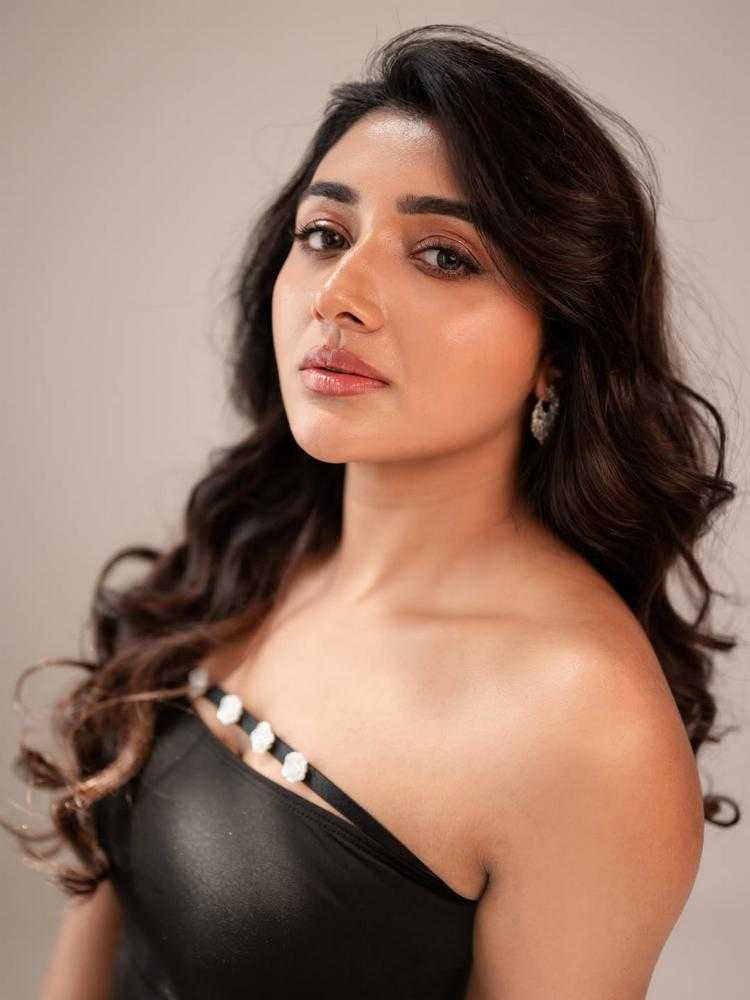 Mirnaa Menon’s Chic Black Style