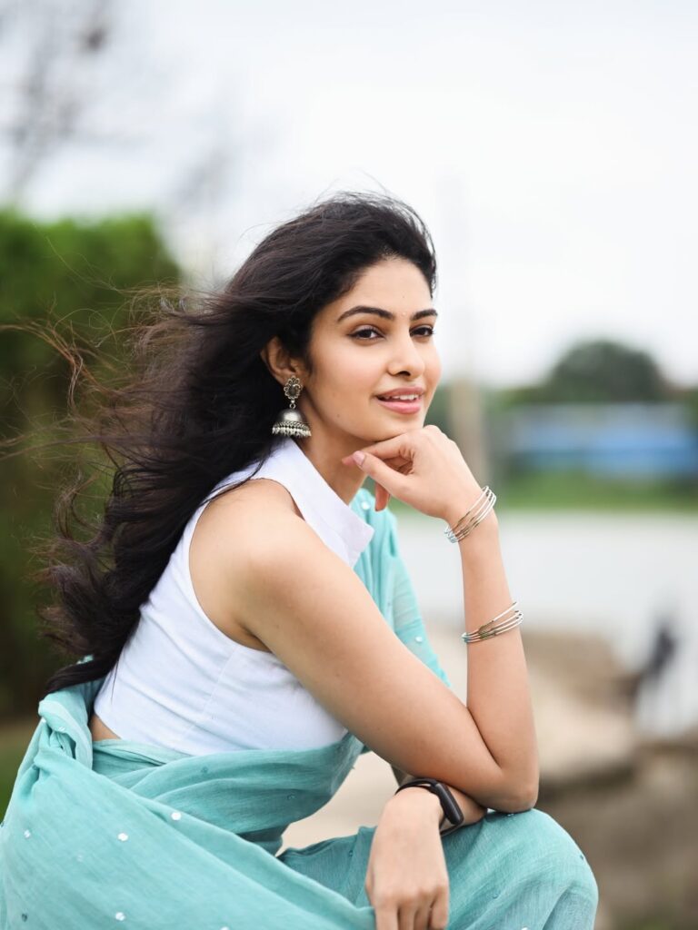 Manasa in a Simple Look.. Setting the Glamour on Fire!
