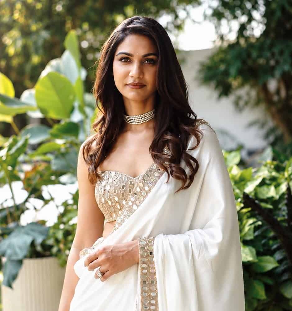 Sneha Reddy’s Hot Look in an Ivory Saree