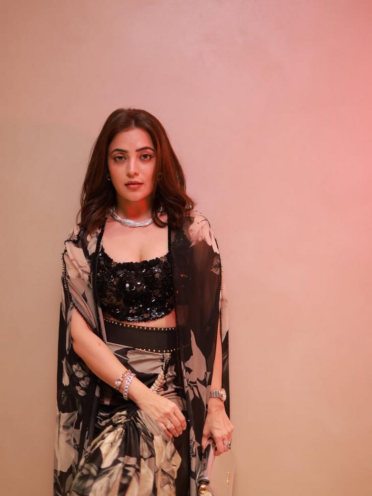 బ్లాక్ డ్రెస్లో నిషా అగర్వాల్ గ్లామర్ ట్రీట్..