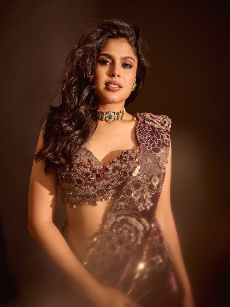 వైన్ వెల్వెట్ చీరలో ఫరియా అబ్దుల్లా.. అదిరిపోయే గ్లామర్ లుక్