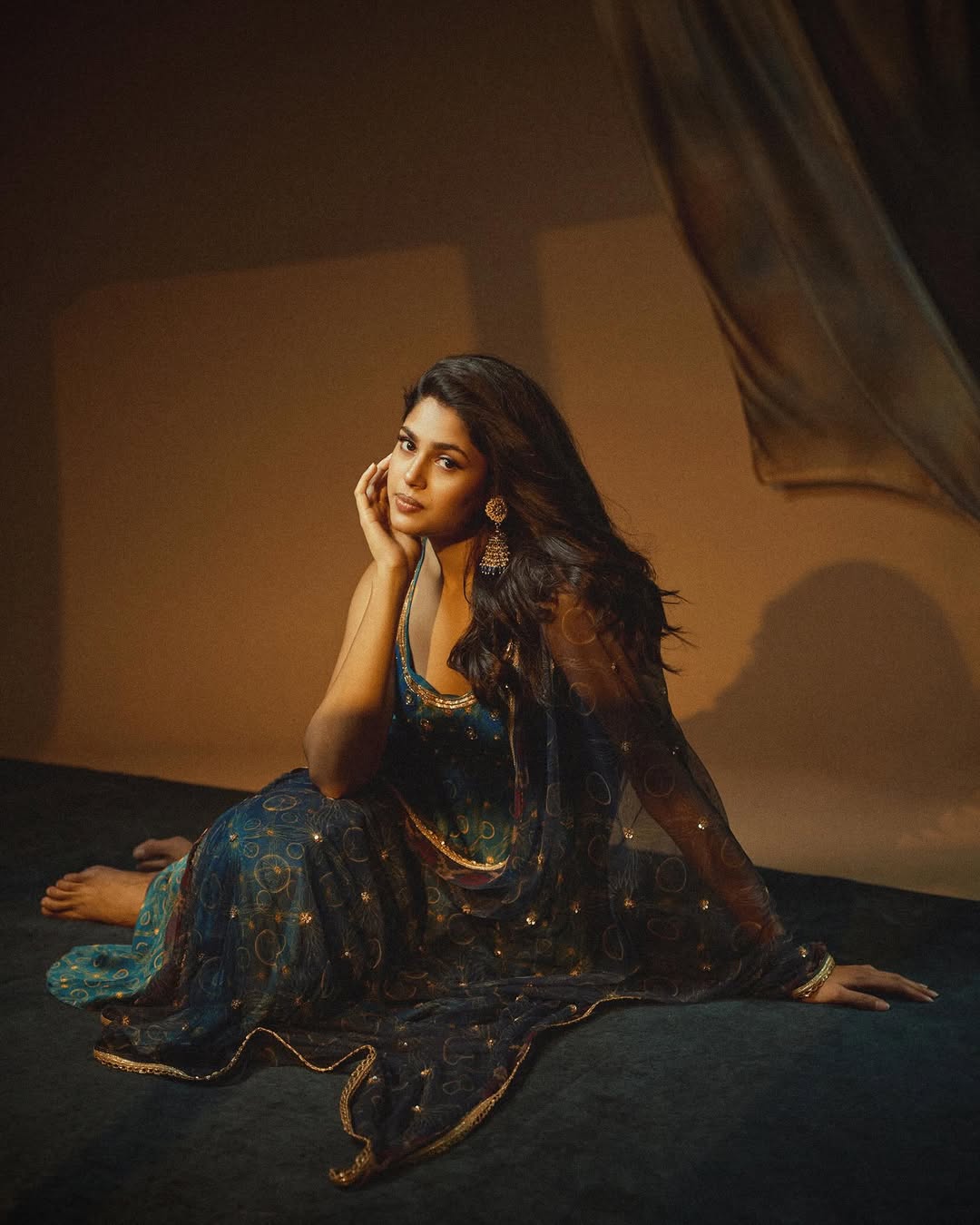Faria Abdullah Stuns in Elegant Traditional Look with Grace and Charm!