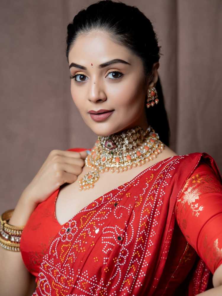 రెడ్ సారీలో శ్రీముఖి రాయల్ లుక్
