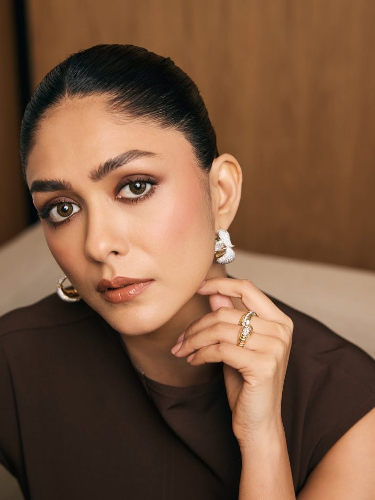 చాక్లెట్ బ్రౌన్ డ్రెస్‌లో మృణాల్ ఠాకూర్ స్టైలిష్ లుక్