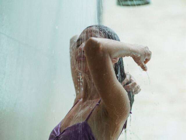 Can Cold Water Hair Wash Cause a Cold? Doctors Explain