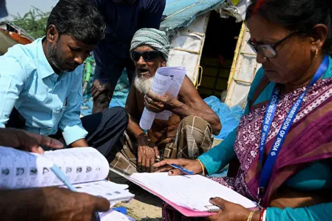 ఓటర్లకు ఈసీ నోటీసులు.. ఓటు ధ్రువీకరణపై పెరుగుతున్న సందేహాలు