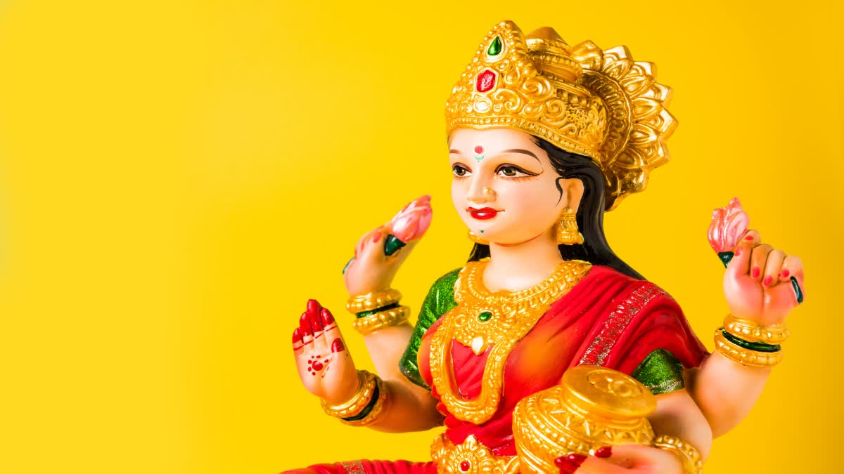 శుక్రవారం లక్ష్మీపూజ నియమాలు.. ఐశ్వర్యం కోసం పాటించాల్సిన సంప్రదాయ పద్ధతులివే