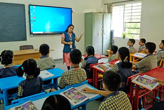 స్కూల్ పుస్తకాలలో భారీ గందరగోళం.. సీఎం విచారణకు ఆదేశాలు