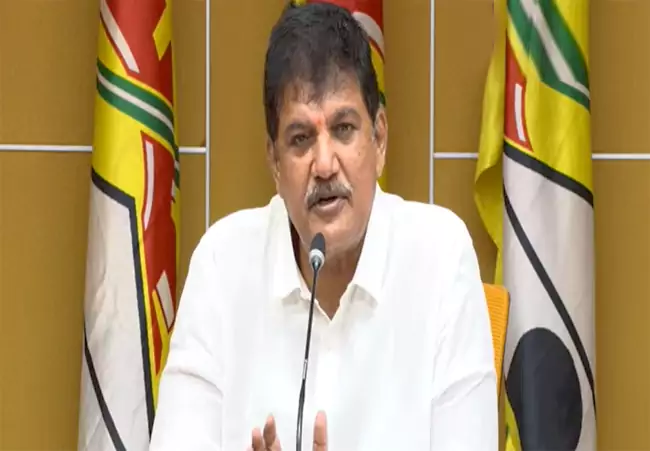 వైకాపా బురదజల్లే రాజకీయాలు మానుకోవాలి: ధూళిపాళ్ల నరేంద్ర