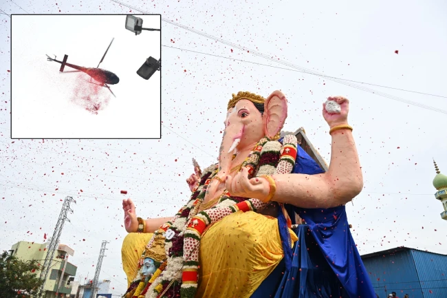 హిందూపురంలో గణేశుడిపై హెలికాప్టర్తో పూలవర్షం
