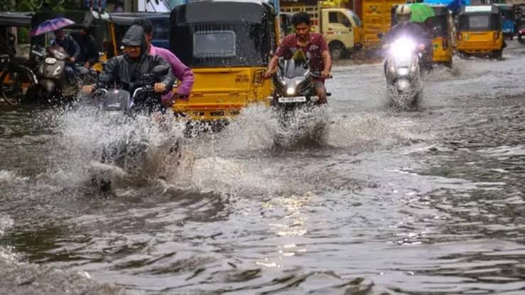 చెన్నైలో భారీ వర్షాలు.. పలు ప్రాంతాలు జలమయం