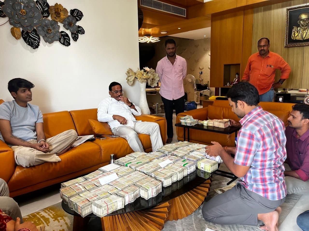 మాజీ డీఎస్పీ భీమ్రెడ్డి బినామీల ఇళ్లలో ఏసీబీ సోదాలు