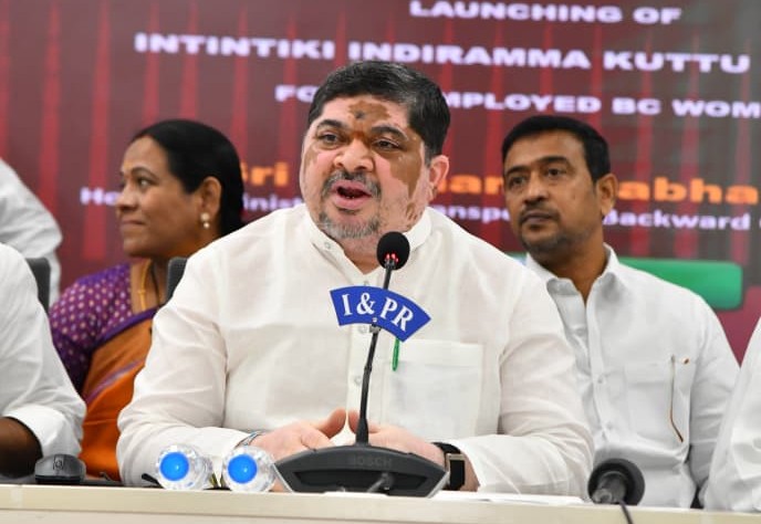 బీసీ మహిళలకు ‘ఇంటింటా ఇందిరమ్మ కుట్టు మిషన్లు - మంత్రి పొన్నమ్