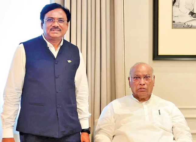 ఏఐసీసీ అధ్యక్షుడు ఖర్గేతో మంత్రి వివేక్‌ వెంకటస్వామి సమావేశం