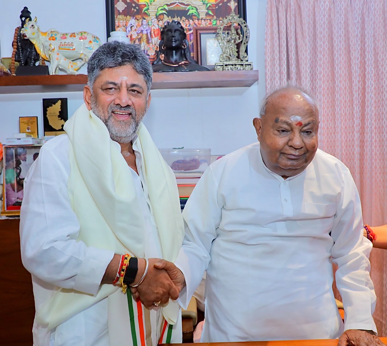 మాజీ ప్రధాని దేవెగౌడ ఆశీస్సులు తీసుకున్న డీకే శివకుమార్