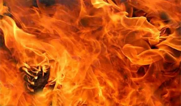 మాల్ వద్ద పేలుడు.. క్షణాల్లో కలకలం!