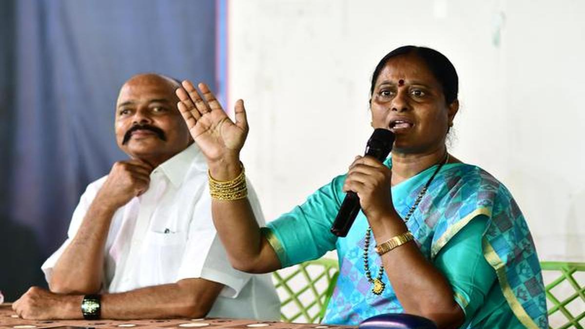 రెండు పార్టీలతో కొండా దంపతుల చర్చలు