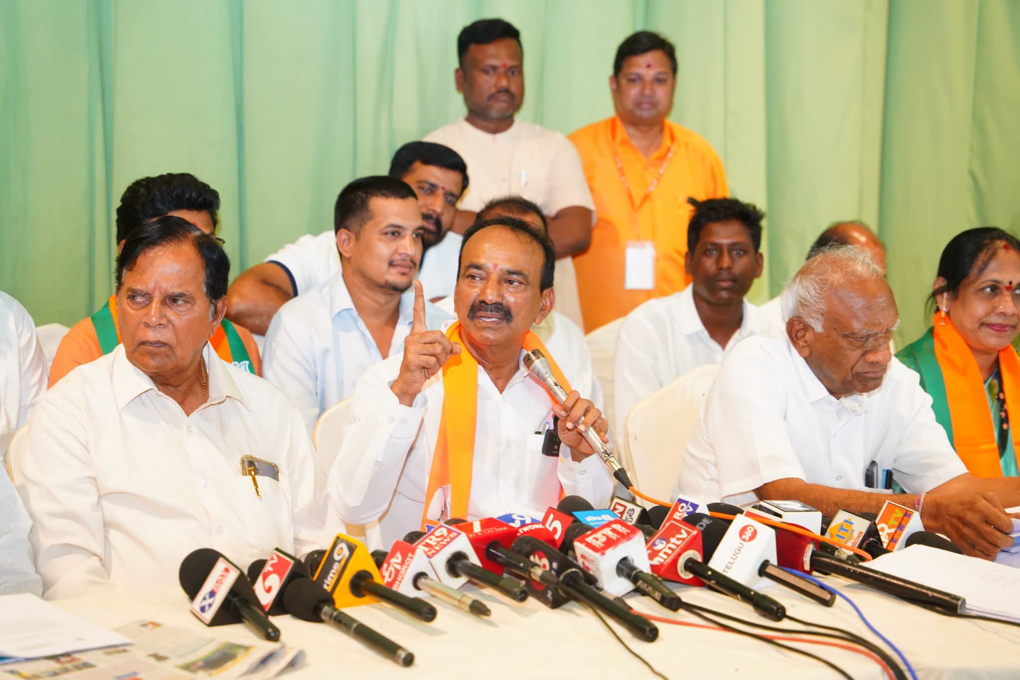 రాజకీయాలు ఆపండి.. నీళ్లు ఇవ్వండి: రేవంత్కు ఈటల హెచ్చరిక