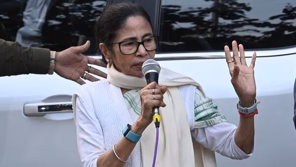 మమతా బెనర్జీకి నిరసన సెగ.. కారుపై రాళ్ల దాడి