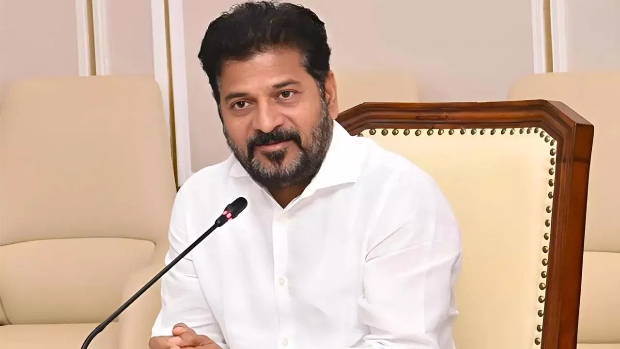 కాంగ్రెస్ నేతలకు రేవంత్ రెడ్డి స్ట్రాంగ్ వార్నింగ్
