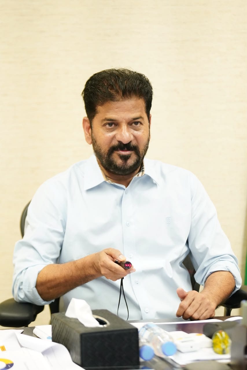 విద్యార్థులకు ఇచ్చే యూనిఫాం మరిన్ని రంగుల్లో ఉండాలి - సీఎం రేవంత్