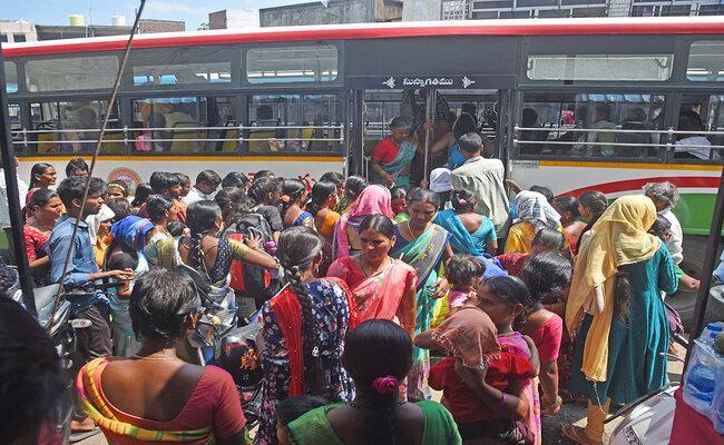 టీజీఎస్ ఆర్టీసీ బస్సుల్లో కొనసాగుతున్న దసరా రద్దీ...