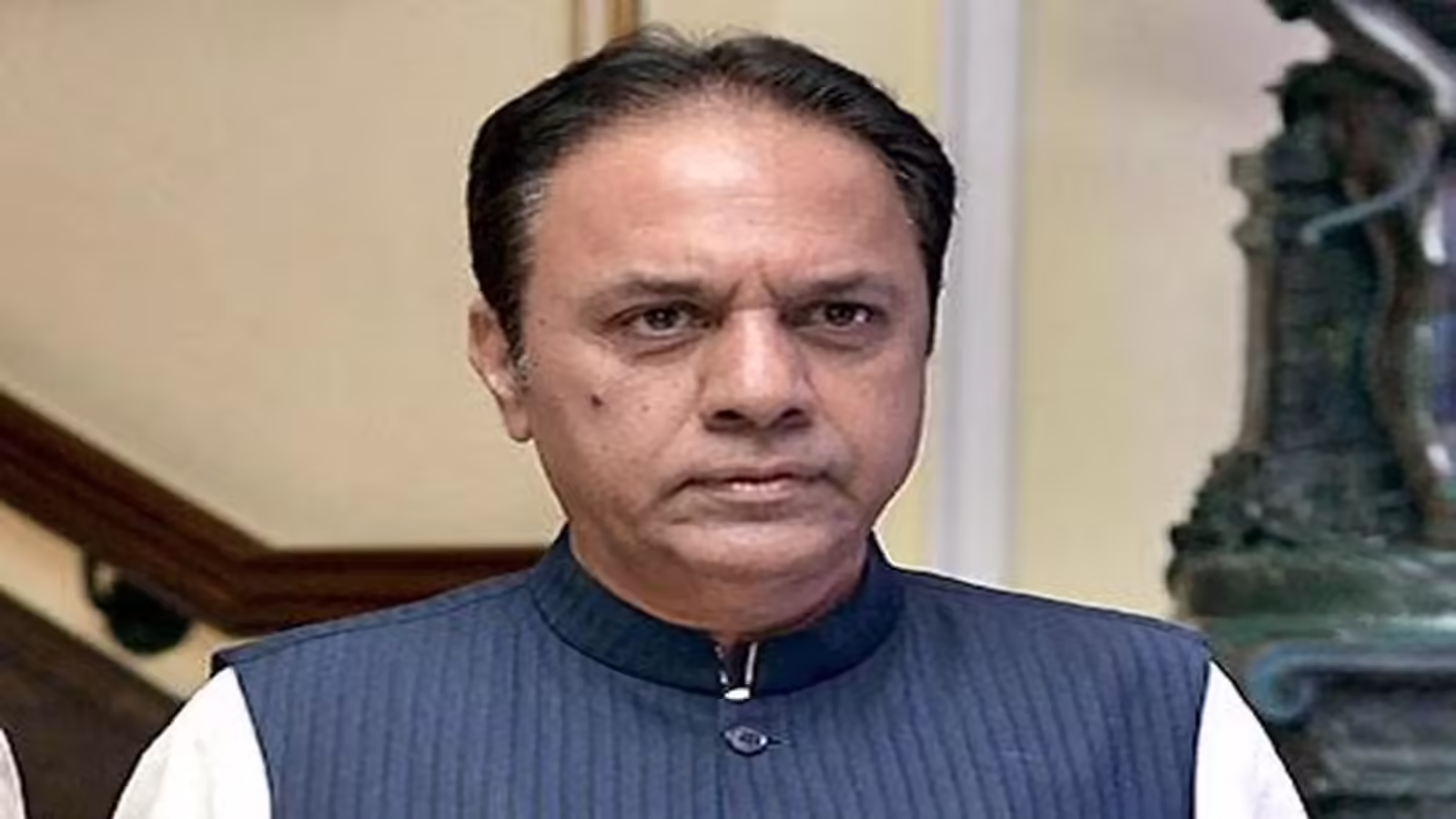 మాజీ స్పీకర్ సురేశ్ రెడ్డి ఇంట్లో భారీ చోరీ