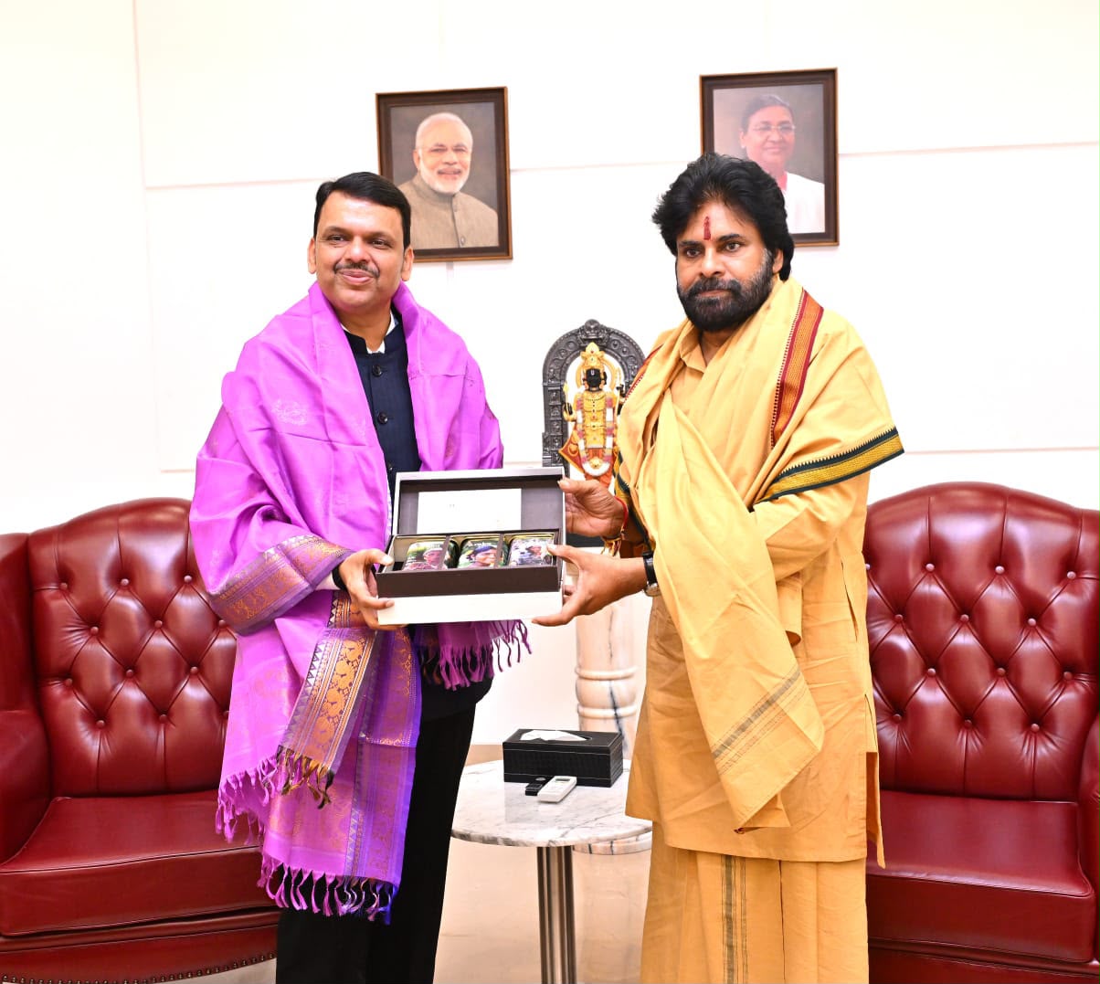 పవన్–ఫడ్నవీస్ భేటీతో కీలక నిర్ణయాలు
