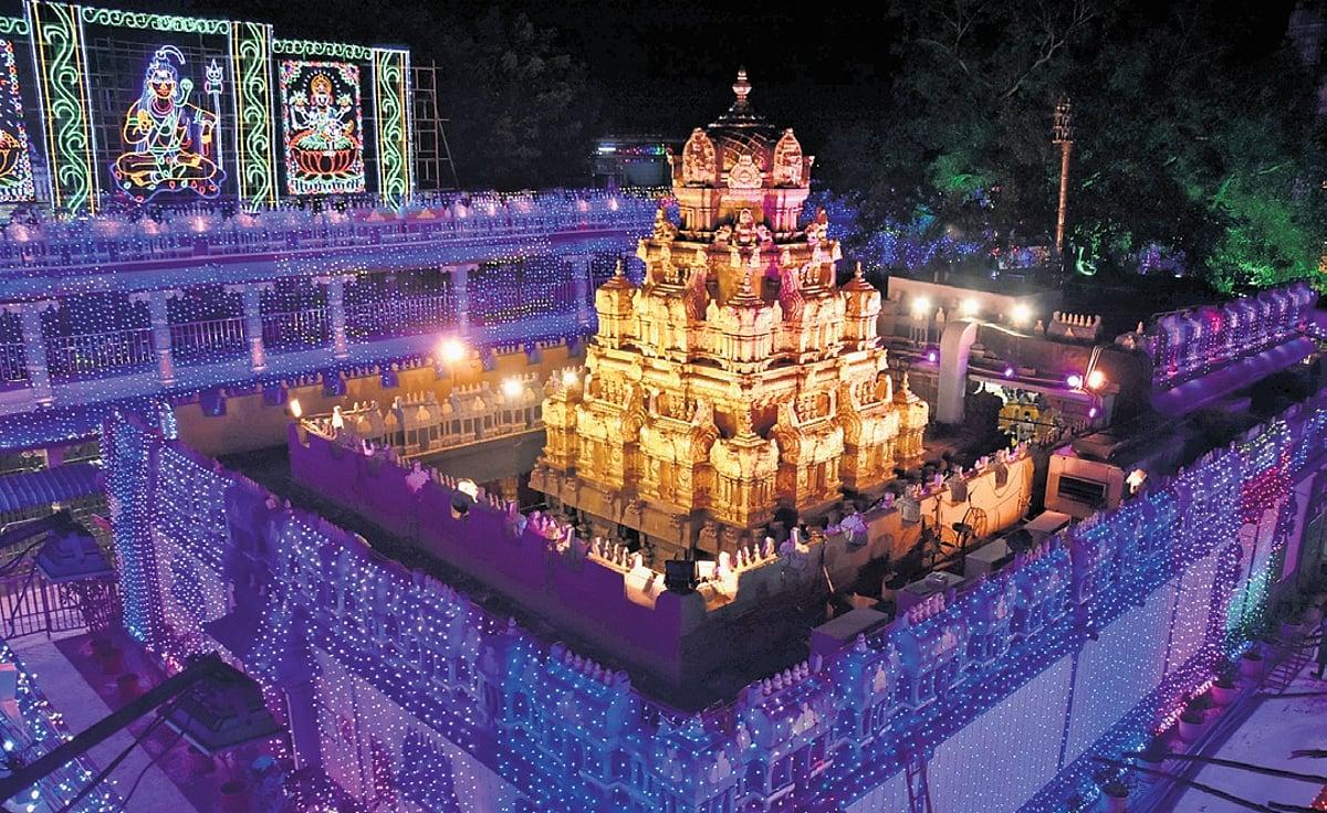 విజయవాడ దుర్గమ్మకు అపురూపమైన బంగారు జడ..