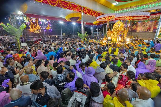 భారీ వర్షానికి నెమ్మదించిన తిరుమల గరుడ సేవ