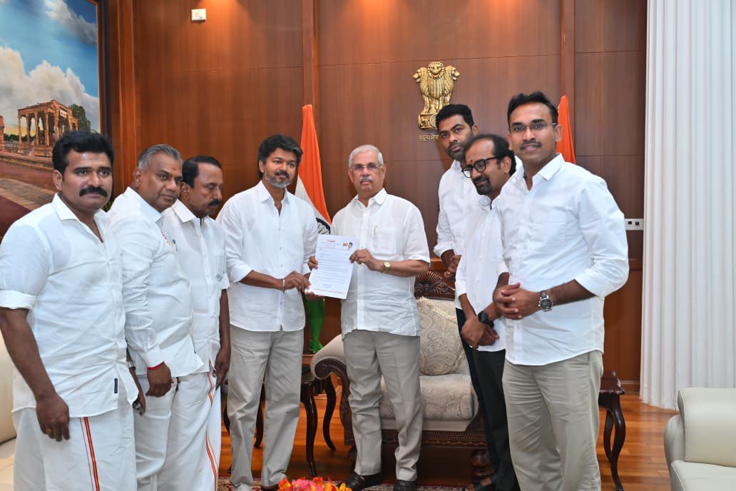 తమిళనాడు గవర్నర్ ను కలిసిన టీవీకే చీఫ్ విజయ్ 