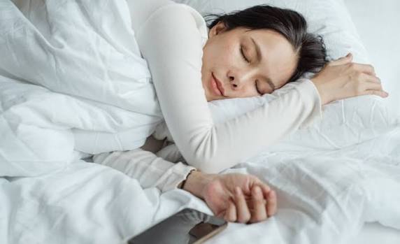 Are You Keeping Your Phone Under Your Pillow While Sleeping? Doctors Warn