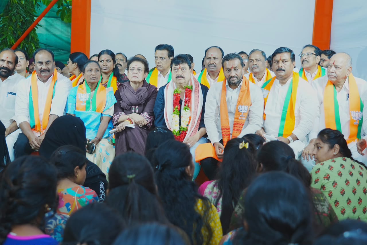 విద్యార్థుల కోసం బీజేపీ పోరాటం.. ఫీజు బకాయిలపై రాంచందర్రావు దీక్ష