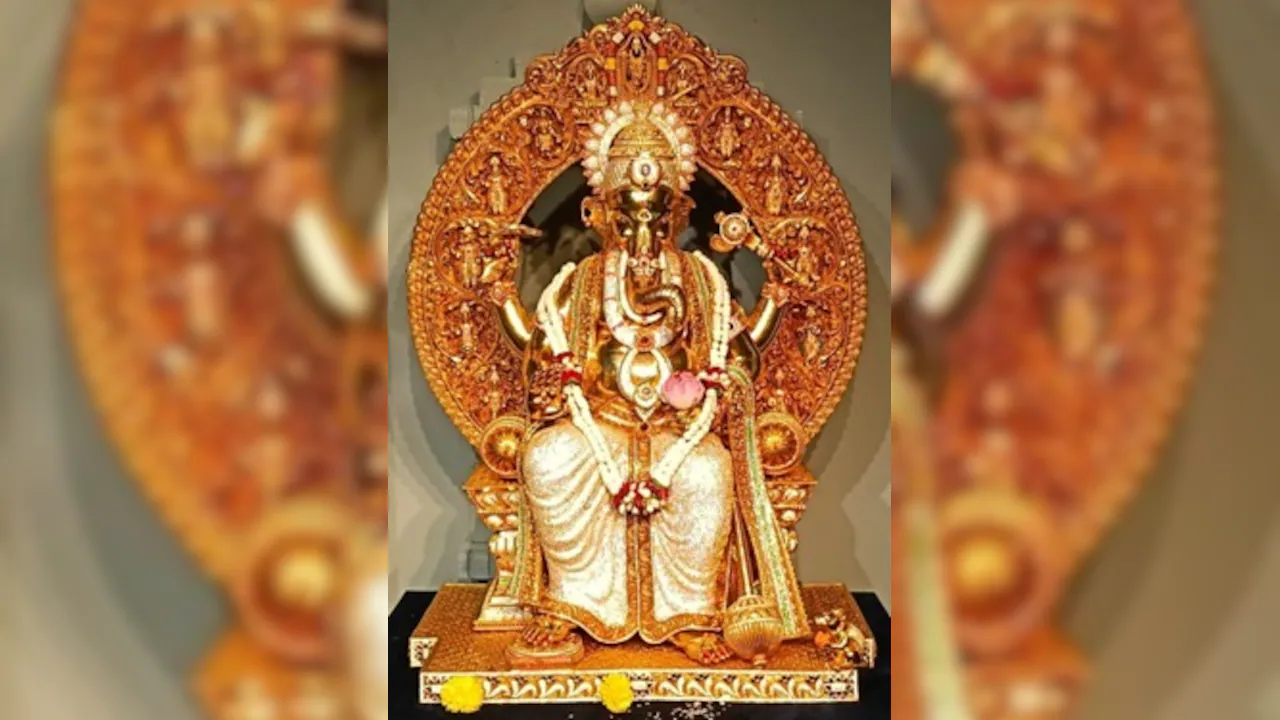 Golden Ganesha Idol Draws Devotees in Hyderabad’s Begum Bazaar
