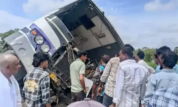 APSRTC Bus Overturns in Annamayya District.. Tyre Puncture Causes Accident!