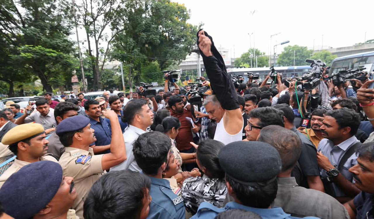 అసెంబ్లీ ఘర్షణలలో బీఆర్ఎస్ నేతలపై కేసులు నమోదు  